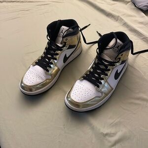 Air jordan 1 mid SE metallic gold